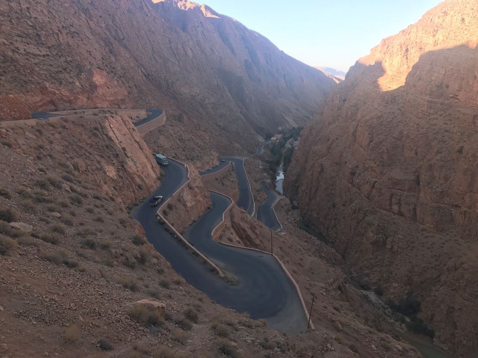 curvas en una garganta de montañas de piedras en marruecos